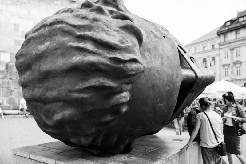Escultura de la cabeza gigante de Igor Mitoray